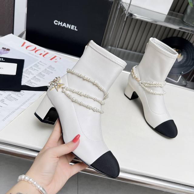高版本香奈儿chanel，小香2024B秋冬专柜最新款短靴，本季秋冬季节必备单品！！香奈儿女士钟爱简约又难以抗拒系 搭配展现与众不同的穿搭风格、自由混搭闪耀到位